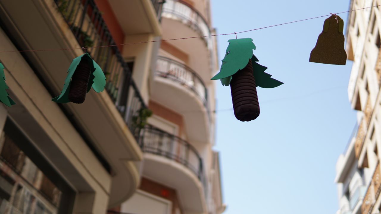 Calles engalanadas en las fiestas de Elche