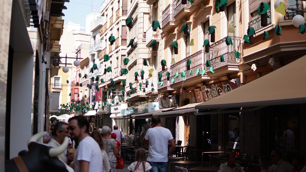 Calles engalanadas en las fiestas de Elche