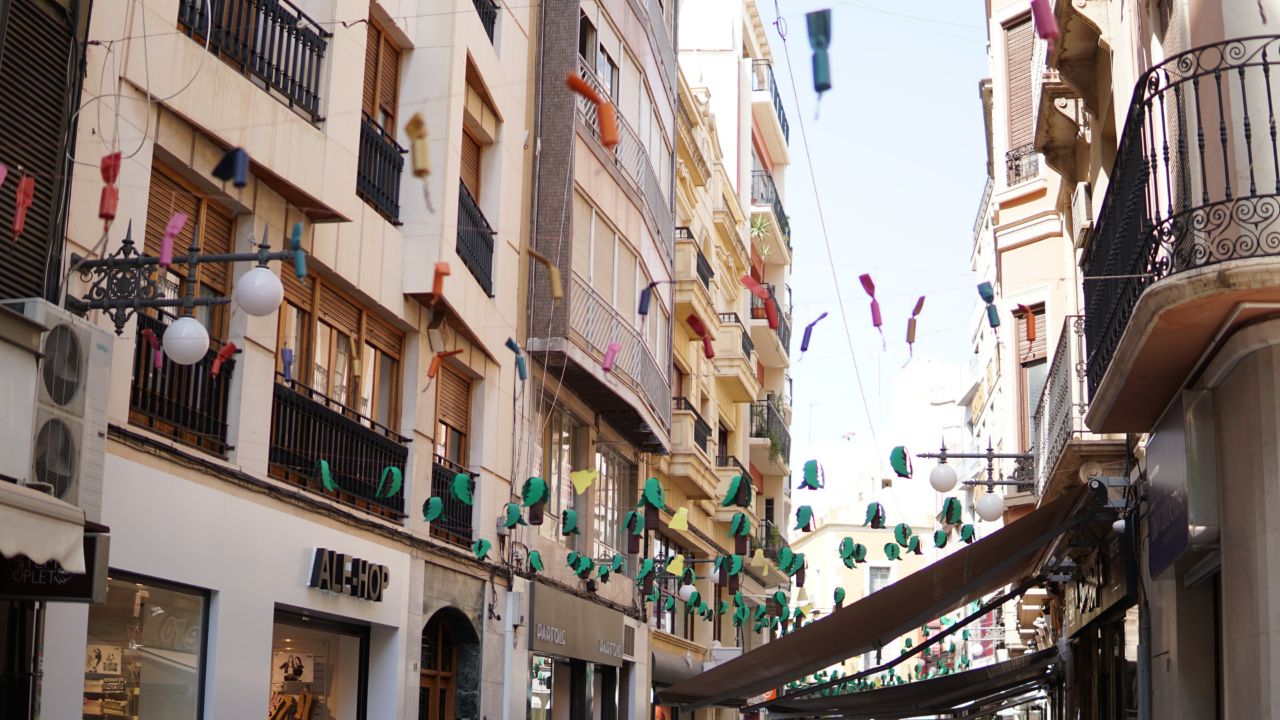 Calles engalanadas en las fiestas de Elche