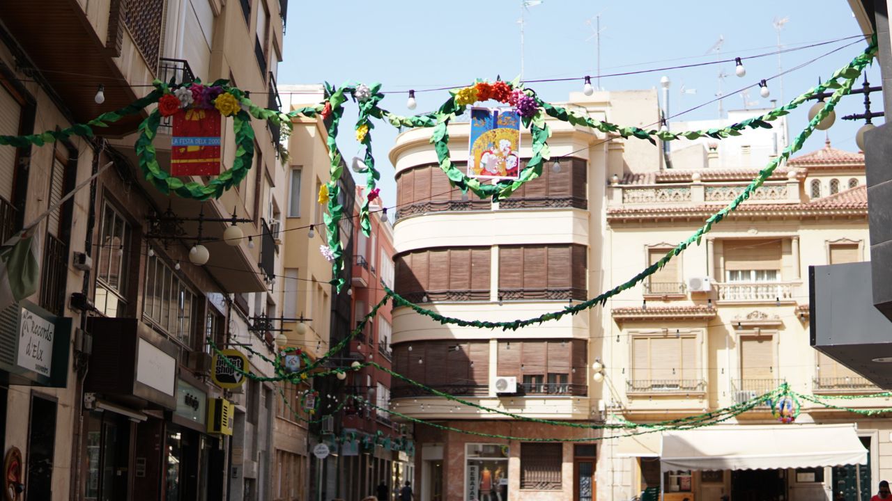 Calles engalanadas en las fiestas de Elche