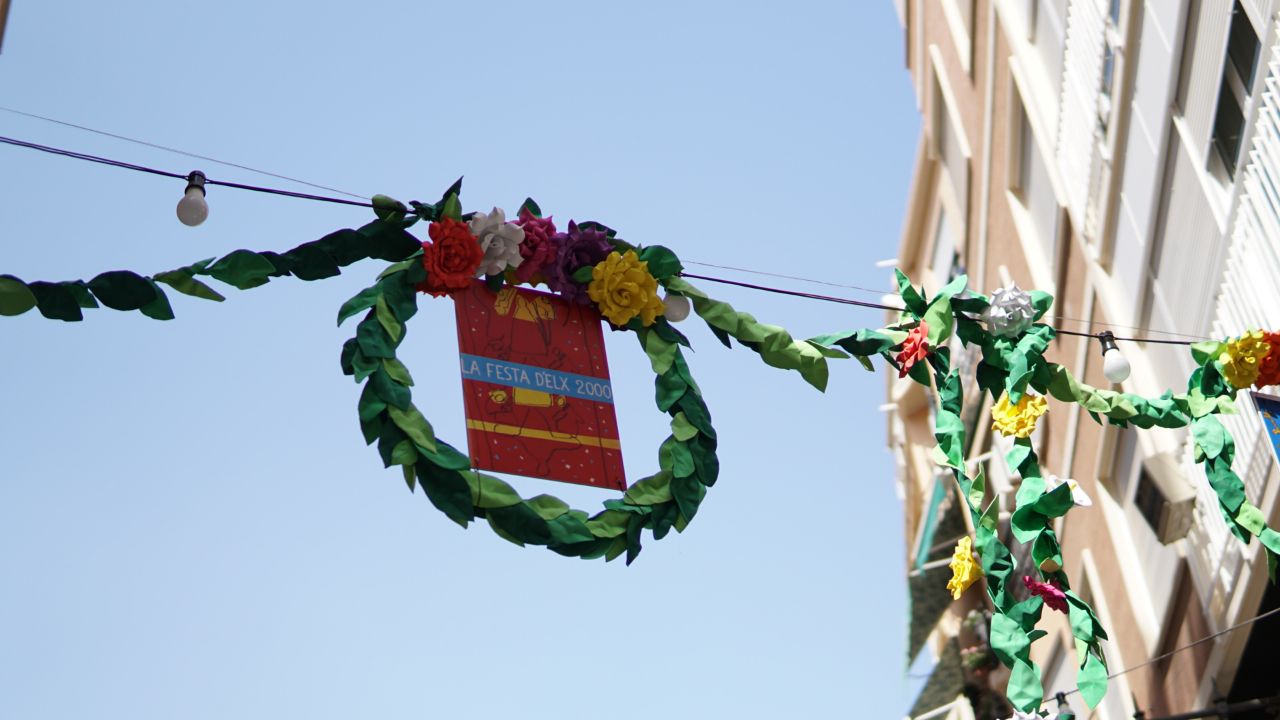 Calles engalanadas en las fiestas de Elche