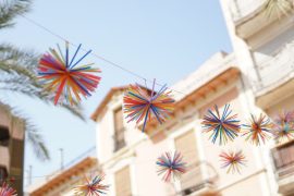 Calles engalanadas en las fiestas de Elche