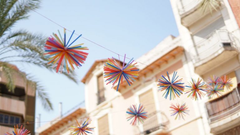 Calles engalanadas en las fiestas de Elche